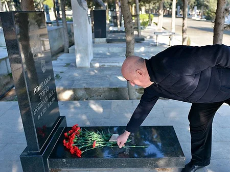 Hakimlər Tofiq Bəhramovun məzarını ziyarət ediblər