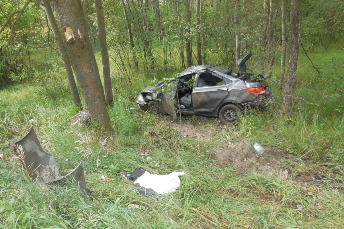 В Имишли автомобиль слетел в овраг, есть раненые