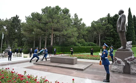 Uzbekistani President pays tribute to National Leader Heydar Aliyev