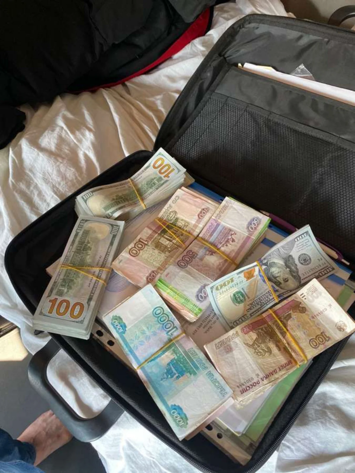 Azərbaycan gömrükçüləri 19 min dollar xarici valyuta müsadirə edib