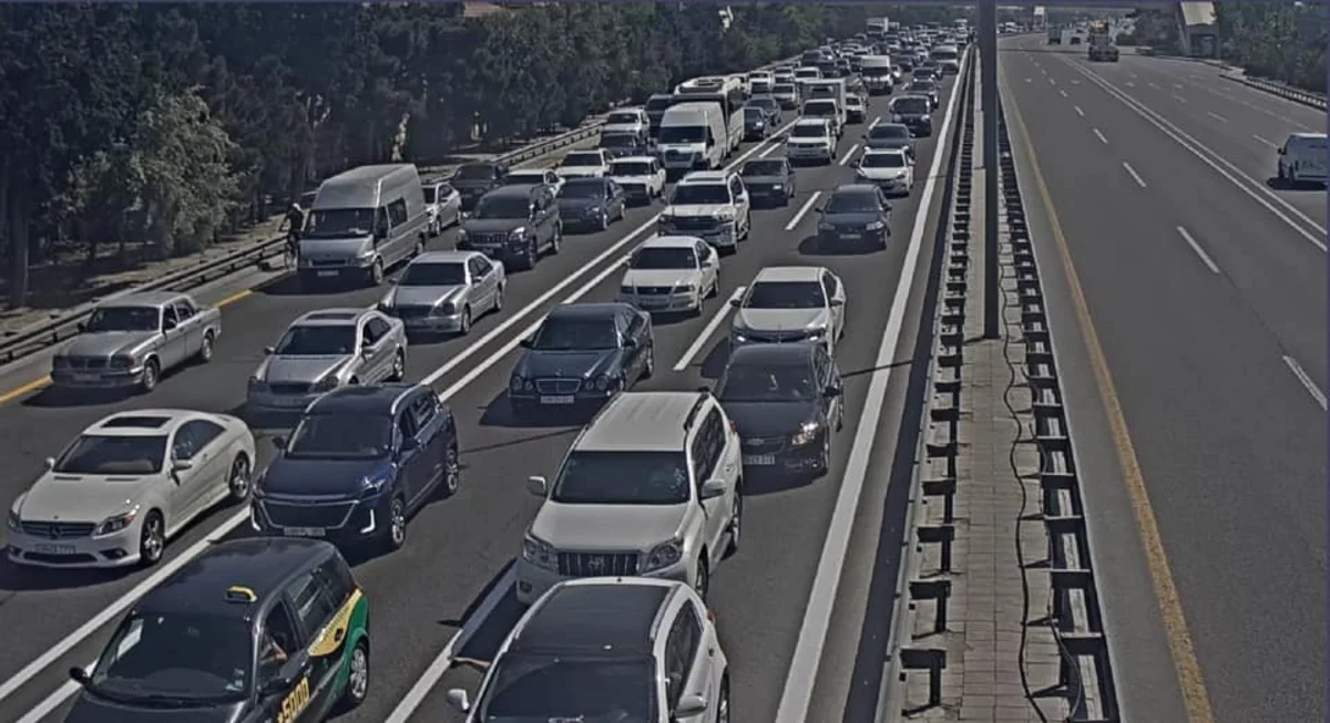 Heydər Əliyev prospekti istiqamətində maşın aşıb