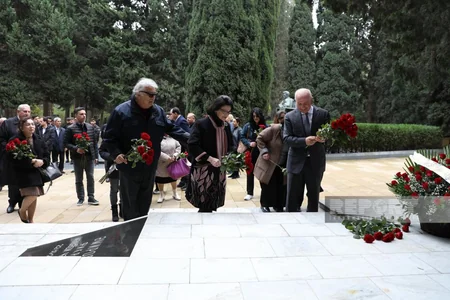 Görkəmli bəstəkar Fikrət Əmirovun məzarı ziyarət olunub