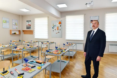Prezident Bakıda yeni inşa edilən məktəb kompleksində yaradılan şəraitlə tanış olub