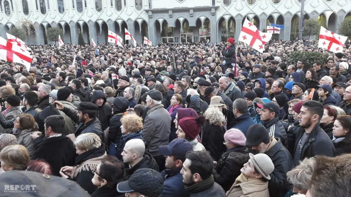 Saakaşvili Tbilisidə aksiya keçirən etirazçıları təslim olmamağa çağırıb - FOTO