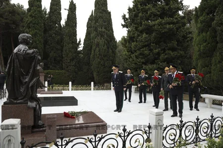 Baş Prokurorluğun əməkdaşları Fəxri və Şəhidlər xiyabanlarını ziyarət edib