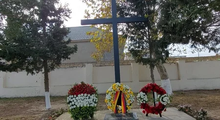 Üç ölkənin diplomatları Sumqayıtda avropalı əsirlərin dəfn edildiyi məzarlığı ziyarət ediblər