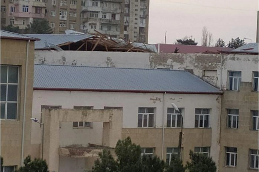 В Баку сильный ветер повредил кровлю школы