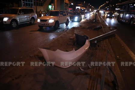 Bakıda avtomobil maneəyə çırpıldı, xəsarət alan var