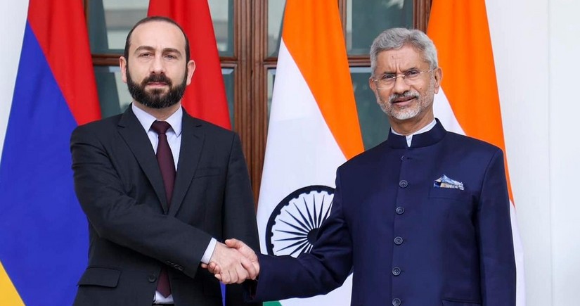 Armenian, Indian FMs discuss normalization of relations between Yerevan and Baku