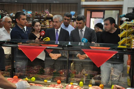 Əli Əhmədov və İnam Kərimov Yaşıl bazara gedib: İki manata kartof olmaz