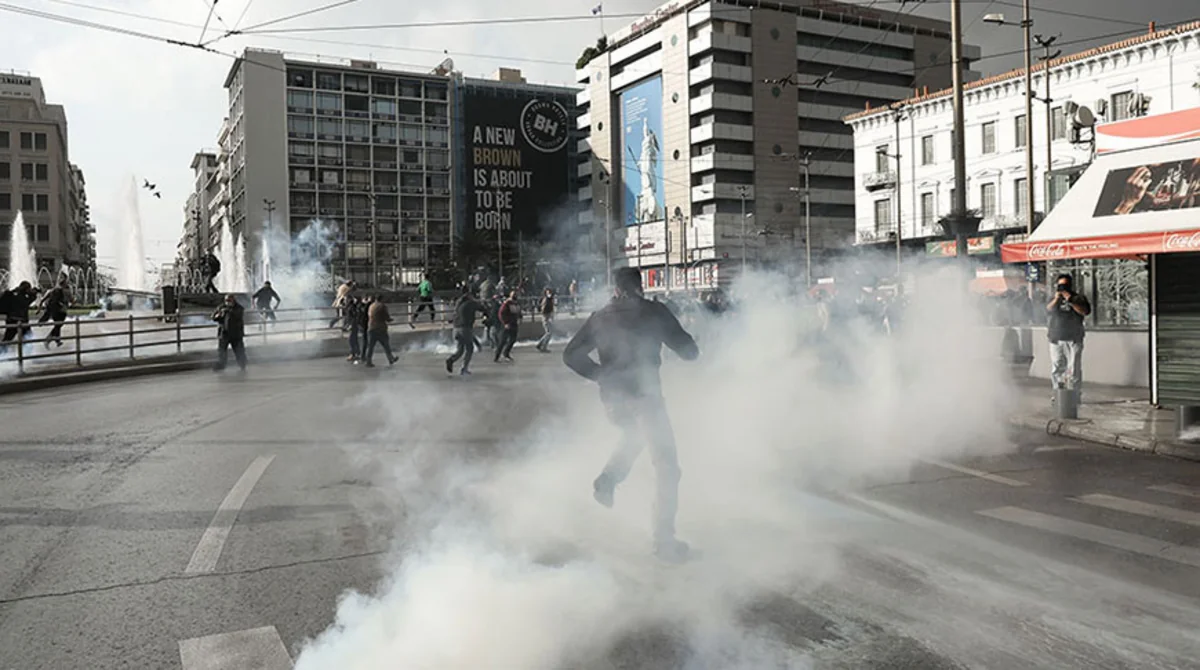 Афинская полиция применила слезоточивый газ для разгона митинга