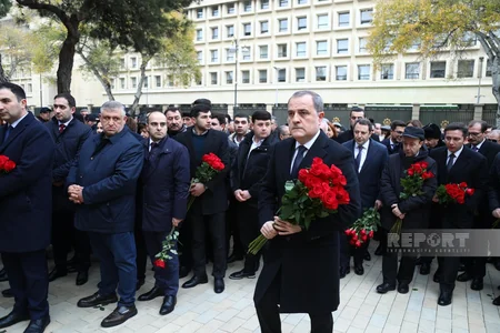Azərbaycan xalqı Fəxri xiyabanda Ümummilli Liderin məzarını ziyarət edir