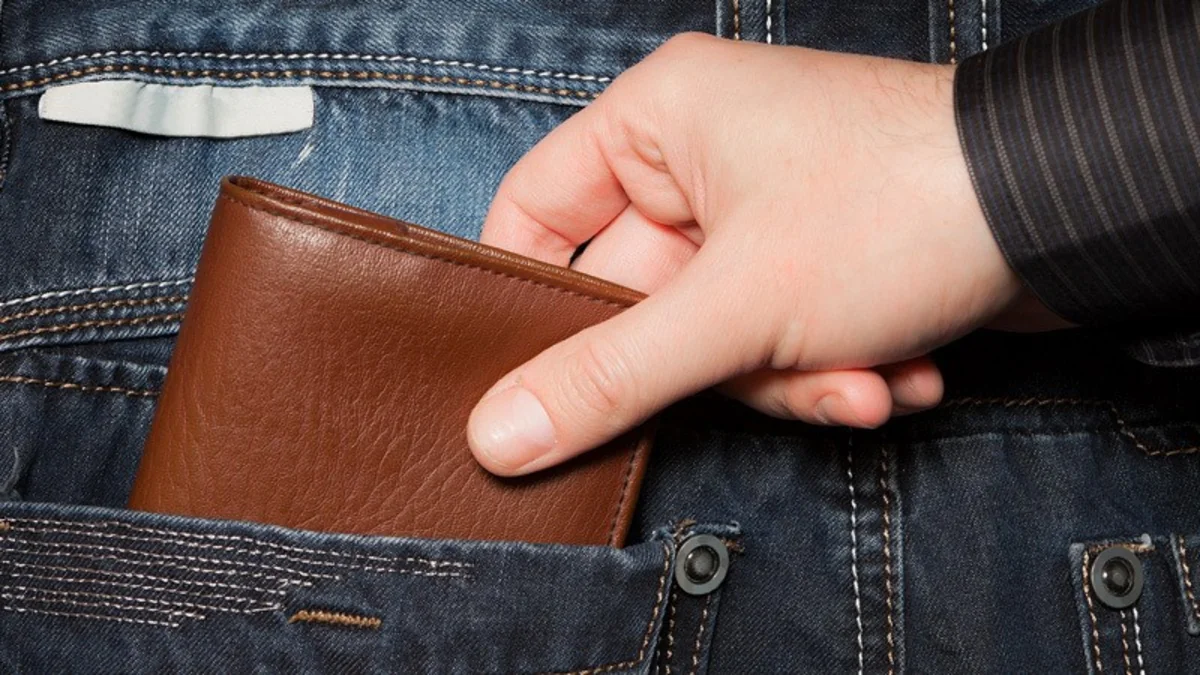 İçərisində 2 800 manat olan pulqabı oğurlandı