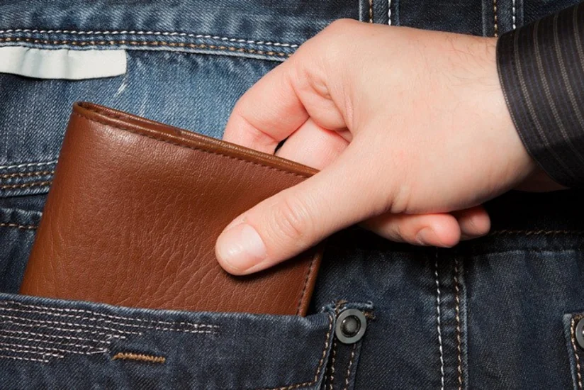 İçərisində 2 800 manat olan pulqabı oğurlandı