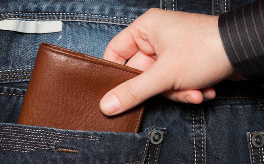 İçərisində 2 800 manat olan pulqabı oğurlandı