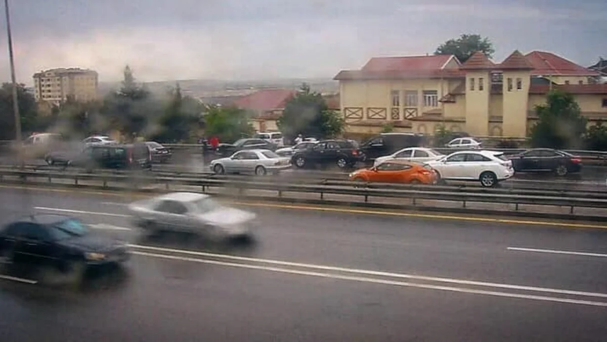 Bakının Heydər Əliyev prospektində yol qəzası baş verib