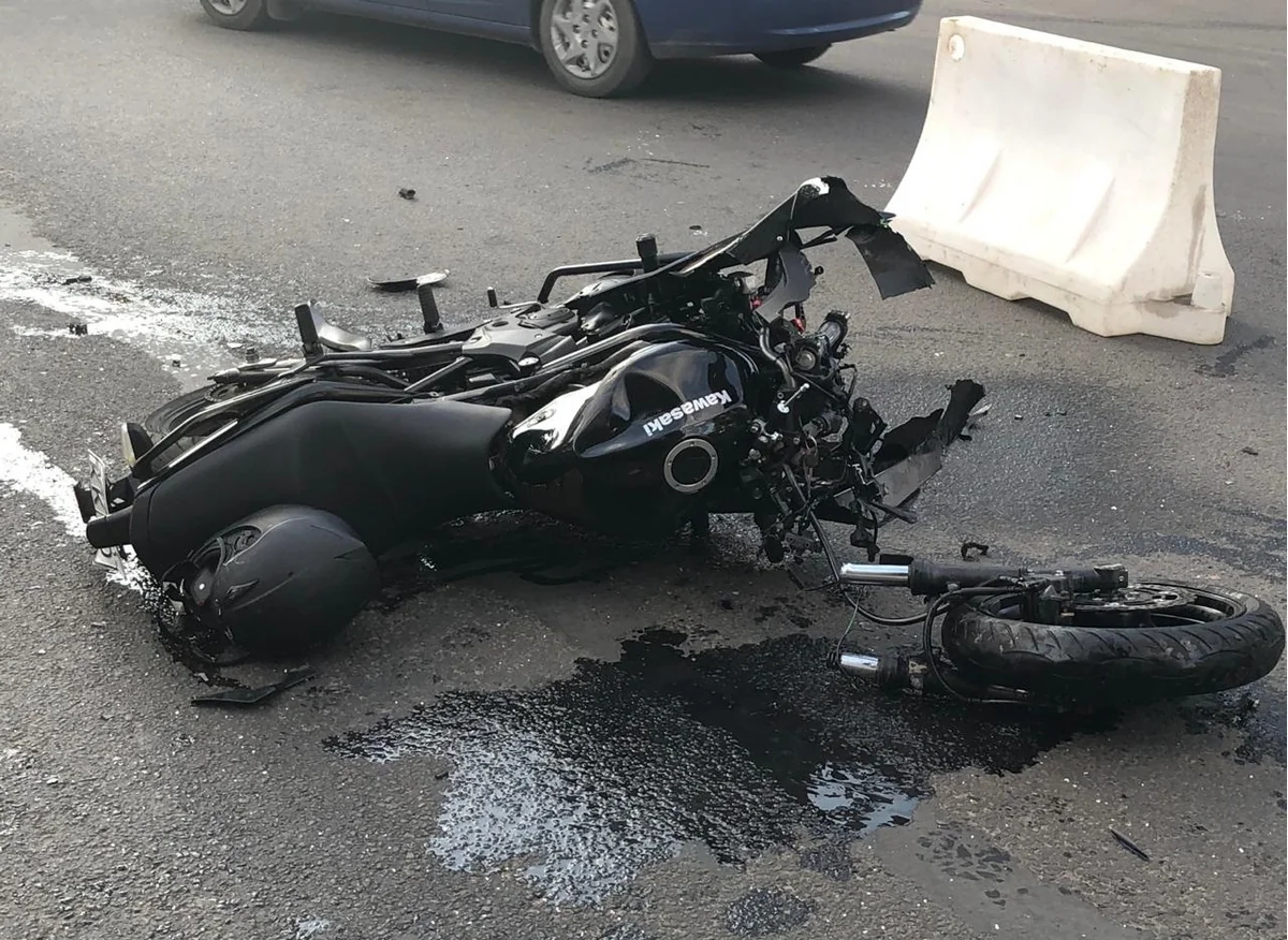 Yasamalda motosiklet beton maneəyə çırpılıb