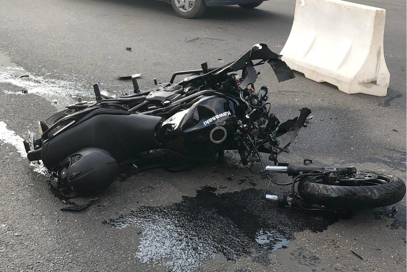 Yasamalda motosiklet beton maneəyə çırpılıb