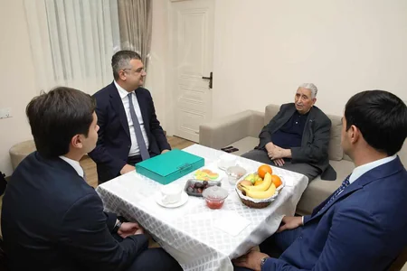 Həmkarlar ittifaqının nümayəndələri Xalq artisti Arif Babayevi ziyarət edib