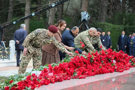 Azerbaijani people commemorate National Leader Heydar Aliyev