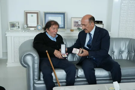 Musa Yaquba “Xalq şairi” fəxri adı təqdim olunub