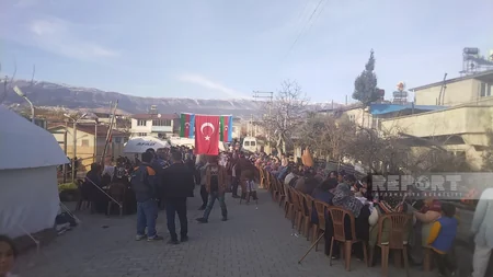 Azərbaycanın könüllü həkimləri ilə iş adamı Kahramanmaraşın daha bir bölgəsində yeməklər paylayıb - YENİLƏNİB