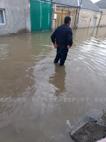 Gəncədə yağış suları evlərə dolub - VİDEO