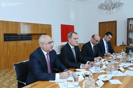 Azerbaijani FM meets with Czech PM