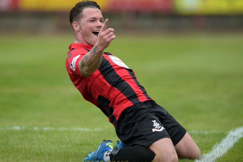 Təhqir olunan futbolçu matçın fasiləsində karyerasını bitirdi