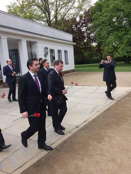 Almaniyada Berlin uğrunda döyüşlərdə həlak olmuş azərbaycanlıların xatirəsi anılıb