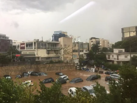 Yunanıstanda bir rayonu sel basıb