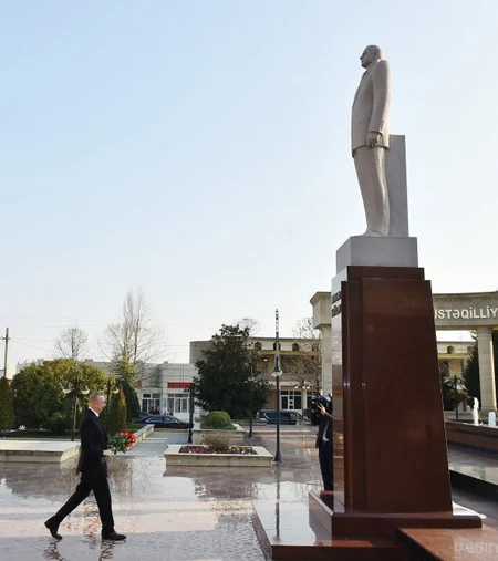 Prezident Ağsuda zəlzələnin nəticələrinin aradan qaldırılması ilə bağlı görülən işlərlə yerində tanış olub