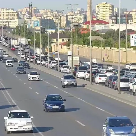 Bakının bir sıra yollarında nəqliyyatın sıxlığı müşahidə edilir - SİYAHI