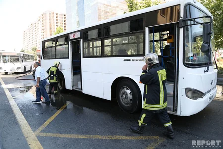 Bus in Baku blew smoke, passengers evacuated – PHOTO
