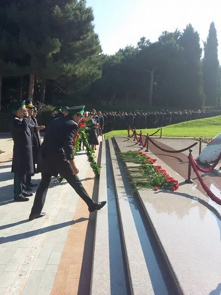 Ədliyyə işçiləri Fəxri xiyabanı və Şəhidlər xiyabanını ziyarət edib - FOTO