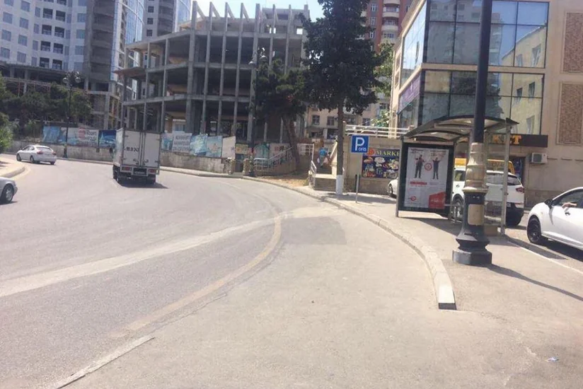Bakıda avtobus dayanacağında qanunsuz quraşdırılmış yol nişanı aşkarlanıb