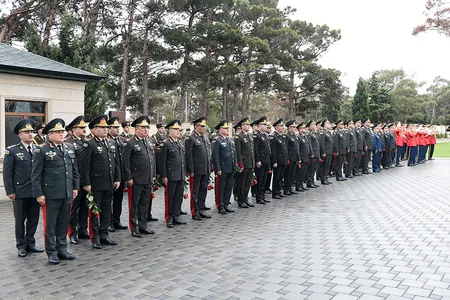 Müdafiə Nazirliyinin zabit heyəti Zəfər Günü ilə bağlı İkinci Şəhidlər xiyabanını ziyarət edib