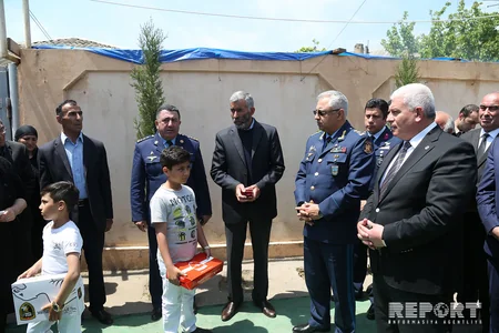 Air Forces Commander presents Azerbaijani flag order to father of martyr Tabriz Musazade - PHOTO