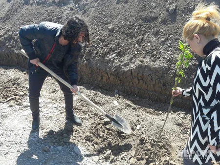 Təhsil Nazirliyinin təşkilatçılığı ilə xarici tələbələr və jurnalistlər Cocuq Mərcanlı kəndinə səfər edib - YENİLƏNİB