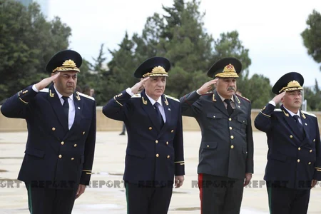 Baş Prokurorluğun əməkdaşları Fəxri və Şəhidlər xiyabanlarını ziyarət edib