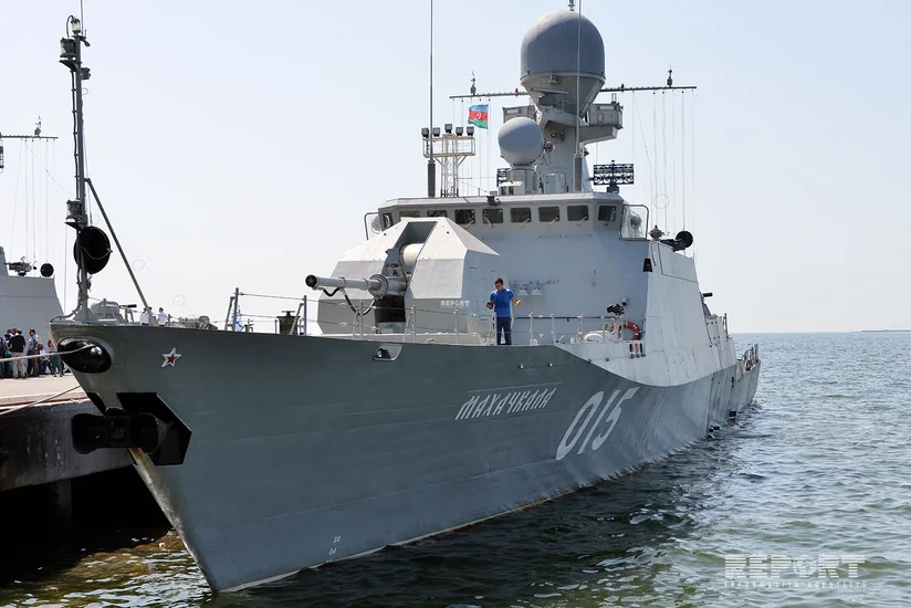 Побывавшие в Баку российские военные корабли вернулись в Астрахань