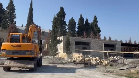 Gəncədə qanunsuz tikili sökülüb