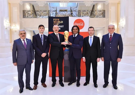 Futbol üzrə dünya çempionatının Kubokunun əsli Prezident İlham Əliyevə təqdim edilib - YENİLƏNİB