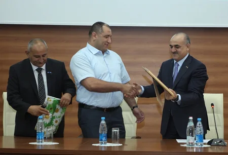 Səlim Müslümov Bakı-2015də medal qazanan paralimpiyaçılarla görüşüb