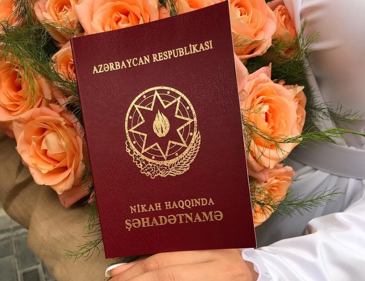 Bakıda bu gün evlənən cütlük nikah şəhadətnaməsini itirdi - FOTO 