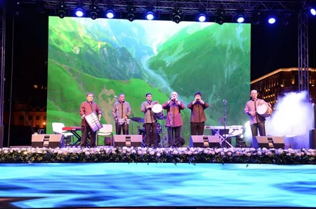 Heydər Əliyev Mərkəzinin parkında muğam-caz konserti olub