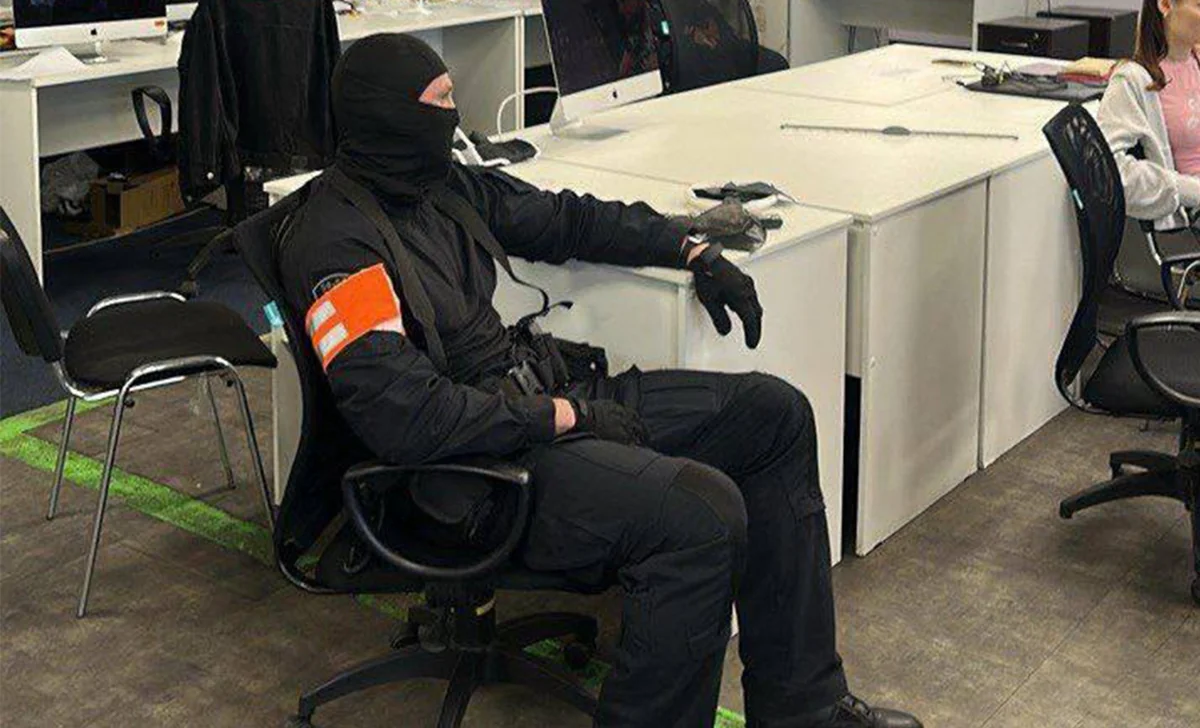 Проходящих по делу о взятках от журналистов Baza полицейских доставили в Москву