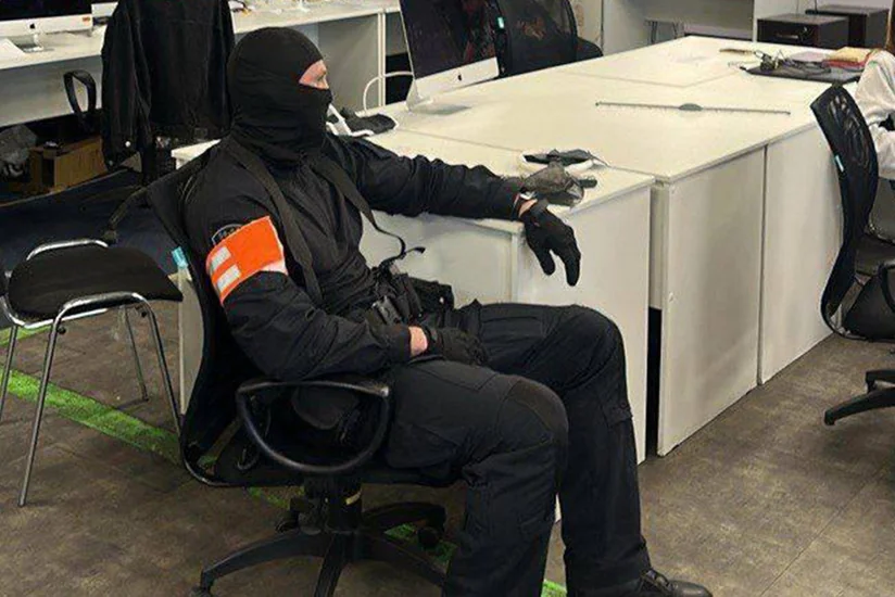 Проходящих по делу о взятках от журналистов Baza полицейских доставили в Москву