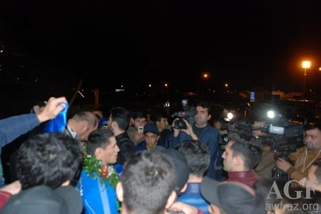 Dünya çempionatında 4-cü yeri tutan yunan-Roma güləşçiləri vətənə dönüb