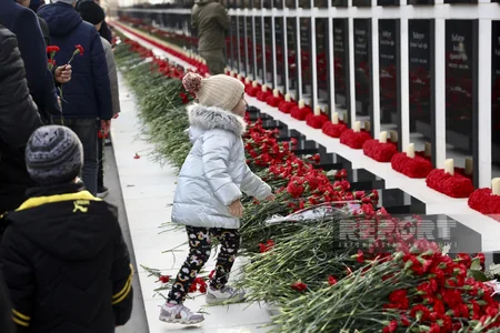 People of Azerbaijan pay tribute to 20 January martyrs - PHOTOS